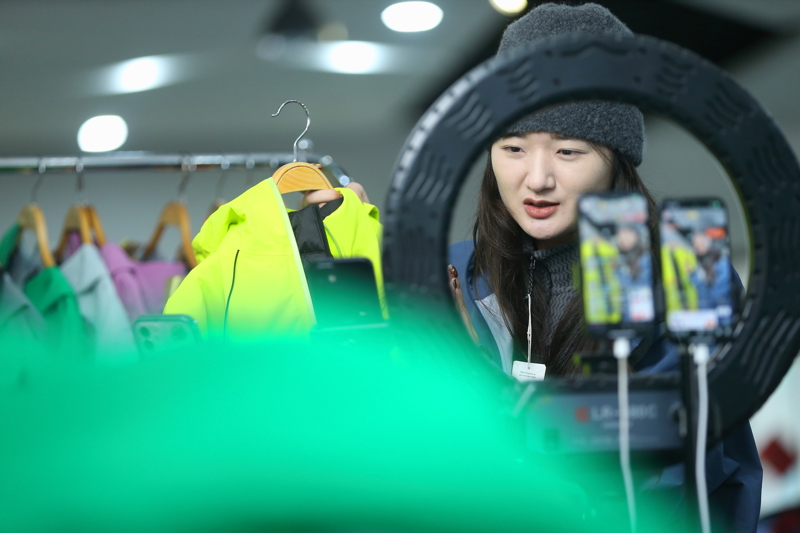 AI换脸直播带货_人工智能Ai换脸_仿冒公众人物AI技术